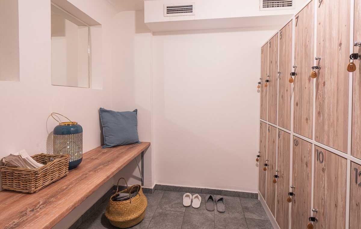 AGORA lockers and showers